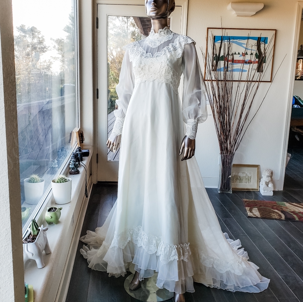 Vintage Wedding Dress - Picture 2 of 8